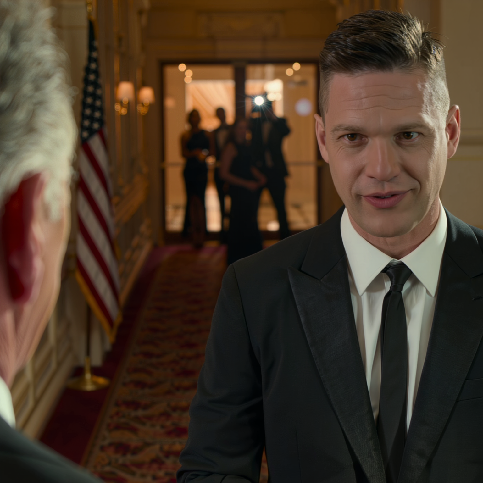 Strax före bröllopet på en lyxig bröllopsgård i utkanten av Chicago såg min son mig rakt i ögonen och sa kallt: “Från och med nu är ni inte längre mina föräldrar,” och lämnar sin mamma frusen med bröllopskuvertet i handen, medan bruden log som om vi aldrig hade hört hemma där, och i just det ögonblicket, Jag insåg att en annan dörr tyst hade börjat öppnas.