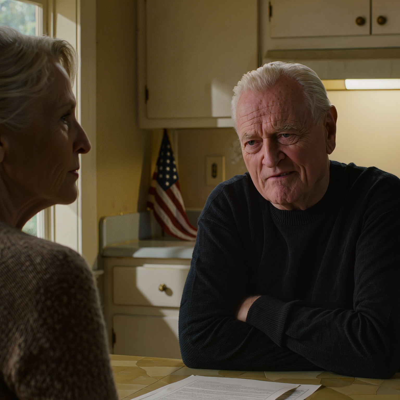 Vid 68 bad min man om skilsmässa, satte sig precis vid köksbordet och sa blankt att han tog huset, pengarna, allt efter 43 år tillsammans, med juridiska papper som redan lagts ut som om jag bara vore en hyresgäst — tills dagen han gick in i rättssalen och insåg att det fanns en detalj om huset han aldrig hade brytt sig om att fråga om.