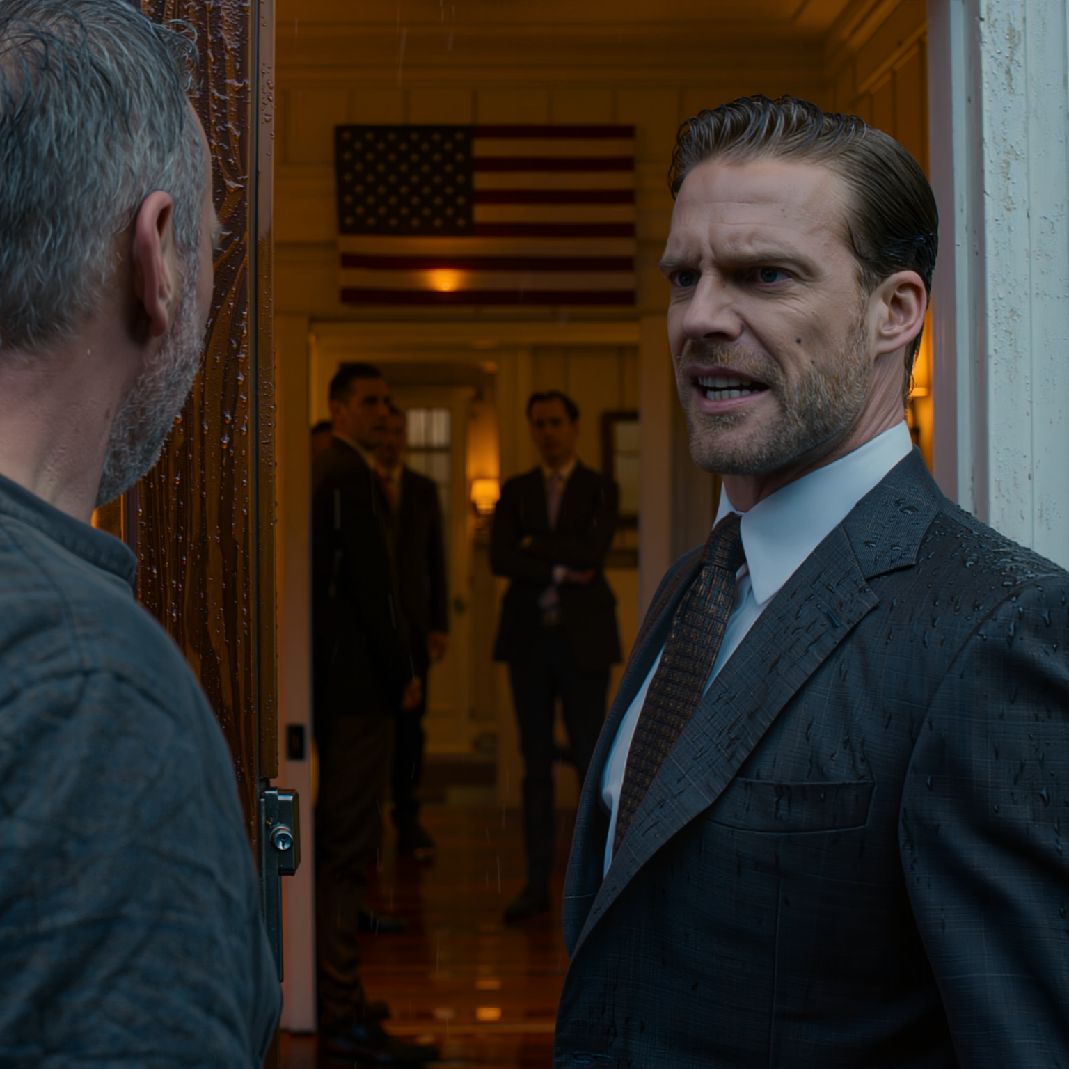 Den natten, i det kalla regnet i en amerikansk förort, såg jag min dotter knäböja på den våta stenen, hennes andning bruten, medan hennes man och hans rika familj skrattade inuti som om de tittade på underhållning. Jag plockade upp henne, sparkade upp trädörren, stirrade rakt på dem och skulle säga fem ord som fick allt att börja skifta.