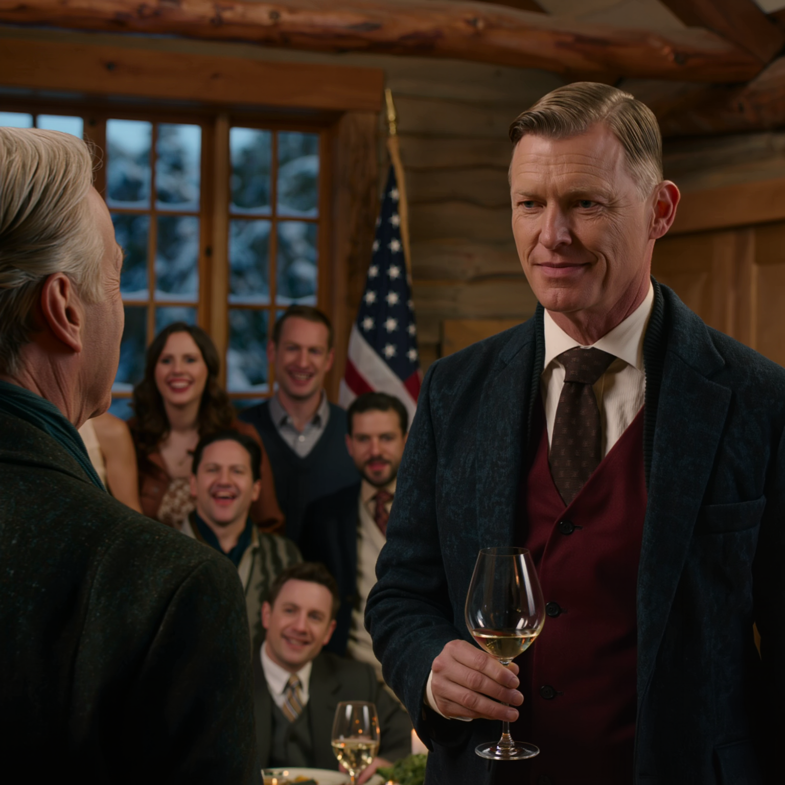 Vid julmiddagen höjde min son sitt glas och sa: “Må detta vara pappas sista jul i det här huset.” Alla skrattade. Hans fru klirrade i hennes glas. Jag log tillbaka. “För familjen,” sa jag tyst. Nästa morgon, när han gick in i köket och såg vem som satt vid mitt bord, rann färgen helt ur hans ansikte.