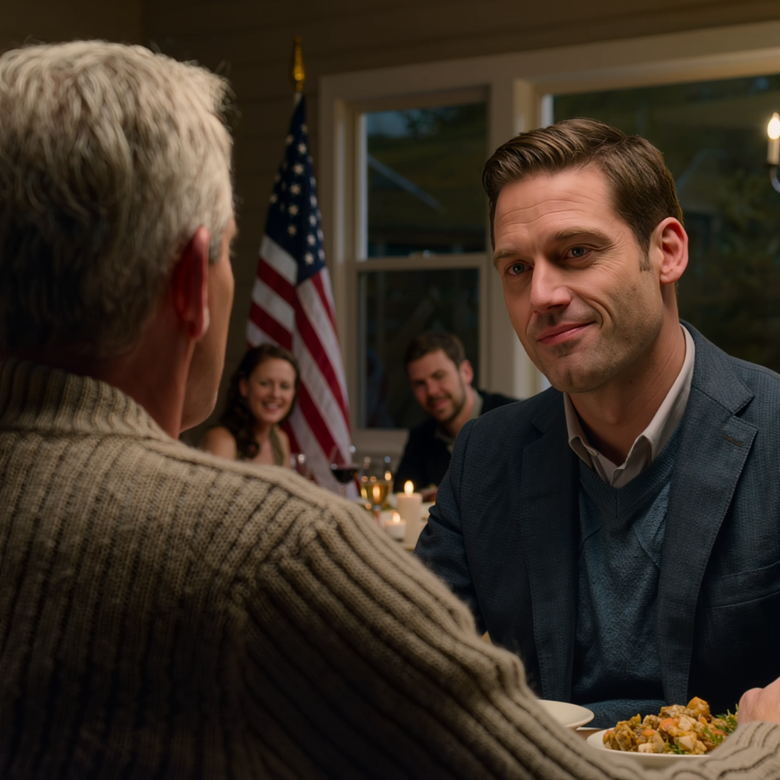 Fyra dagar före jul i Denver ringde min dotter och sa åtta ord: “Pappa, kom inte. Michael säger att det är för komplicerat.” Jag var 62, och satt ensam i ett steakhouse på julafton, när en främling gick fram och bjöd mig till deras bord. Jag trodde att det bara var semestervänlighet. Sju år senare lämnade ett samtal från sjukhuset och orden “akutkontakt” min dotter frusen i min dörröppning.