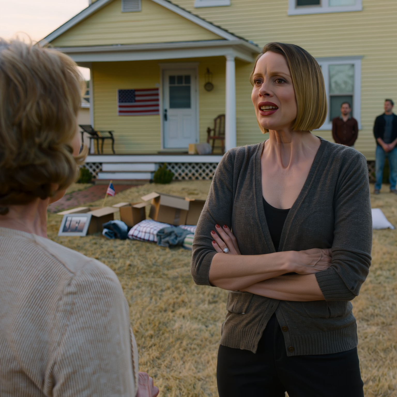 När jag återvände från min systers begravning till huset på Sycamore Street frös jag när jag såg kläder, fotoalbum och till och med täcket som min mamma sydde kastade över hela gräsmattan; min svärdotter log bara och sa att hon “rensade bort värdelösa saker,” medan min son höll huvudet nere som om det huset hade bytt ägare för länge sedan