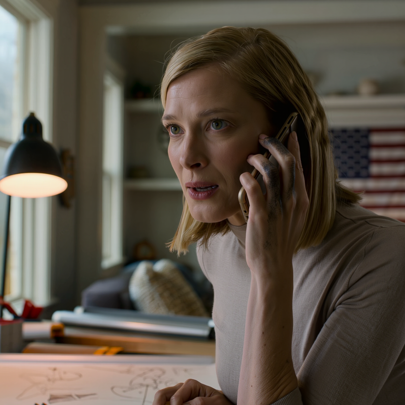 Grundskolan ringde mig nära 19.00. “Din dotter har fortfarande inte hämtats. Det har gått 3 timmar.” Jag sa att jag bara var 28, singel, bodde ensam i Portland och aldrig hade fått ett barn, men de sa kallt, “Om du inte kommer just nu, ringer vi polisen för vanvård av barn.” Jag körde genom regnet bara för att bevisa att de hade fel person — och sedan såg den lilla flickan i slutet av korridoren upp som om någon hade väntat på det ögonblicket väldigt länge.