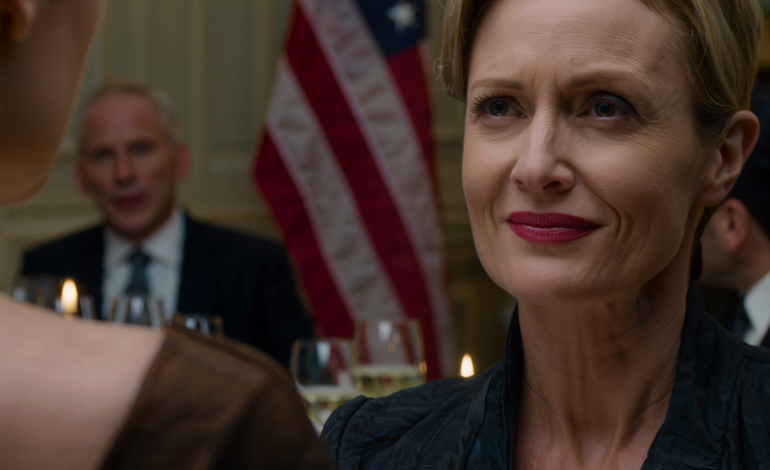 På min mans marknadsföringsfest på en exklusiv restaurang höjde min svärmor sitt glas framför sin chef, kollegor och vänner och förklarade, “Hon gifte sig med min son bara för hans pengar.” Rummet hade knappt återhämtat sig från chocken när min man nickade och kallt sa: “Min mamma har rätt. Det är sant.” Men precis när jag stod frusen under allas blick reste sig min far plötsligt på fötter.