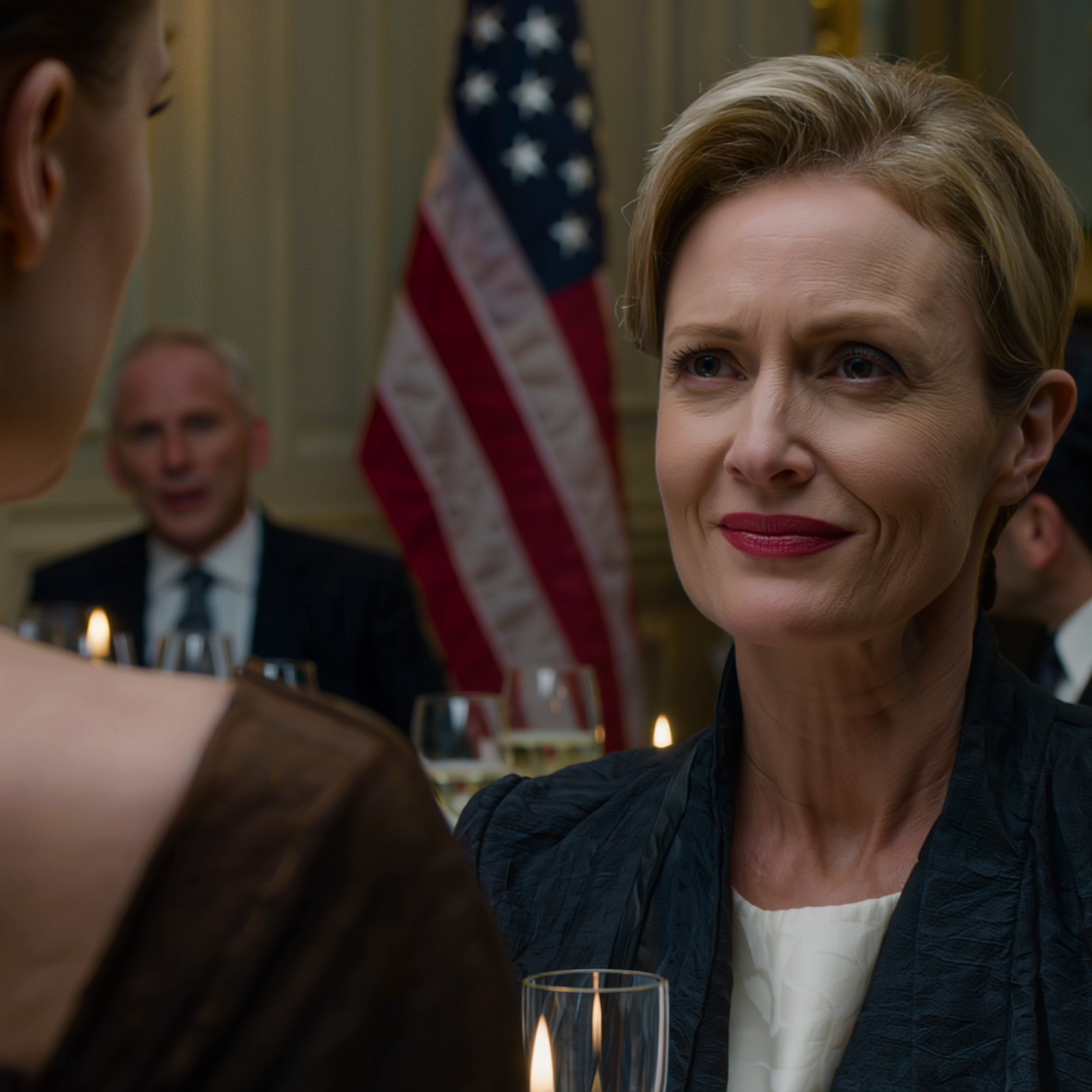 På min mans marknadsföringsfest på en exklusiv restaurang höjde min svärmor sitt glas framför sin chef, kollegor och vänner och förklarade, “Hon gifte sig med min son bara för hans pengar.” Rummet hade knappt återhämtat sig från chocken när min man nickade och kallt sa: “Min mamma har rätt. Det är sant.” Men precis när jag stod frusen under allas blick reste sig min far plötsligt på fötter.