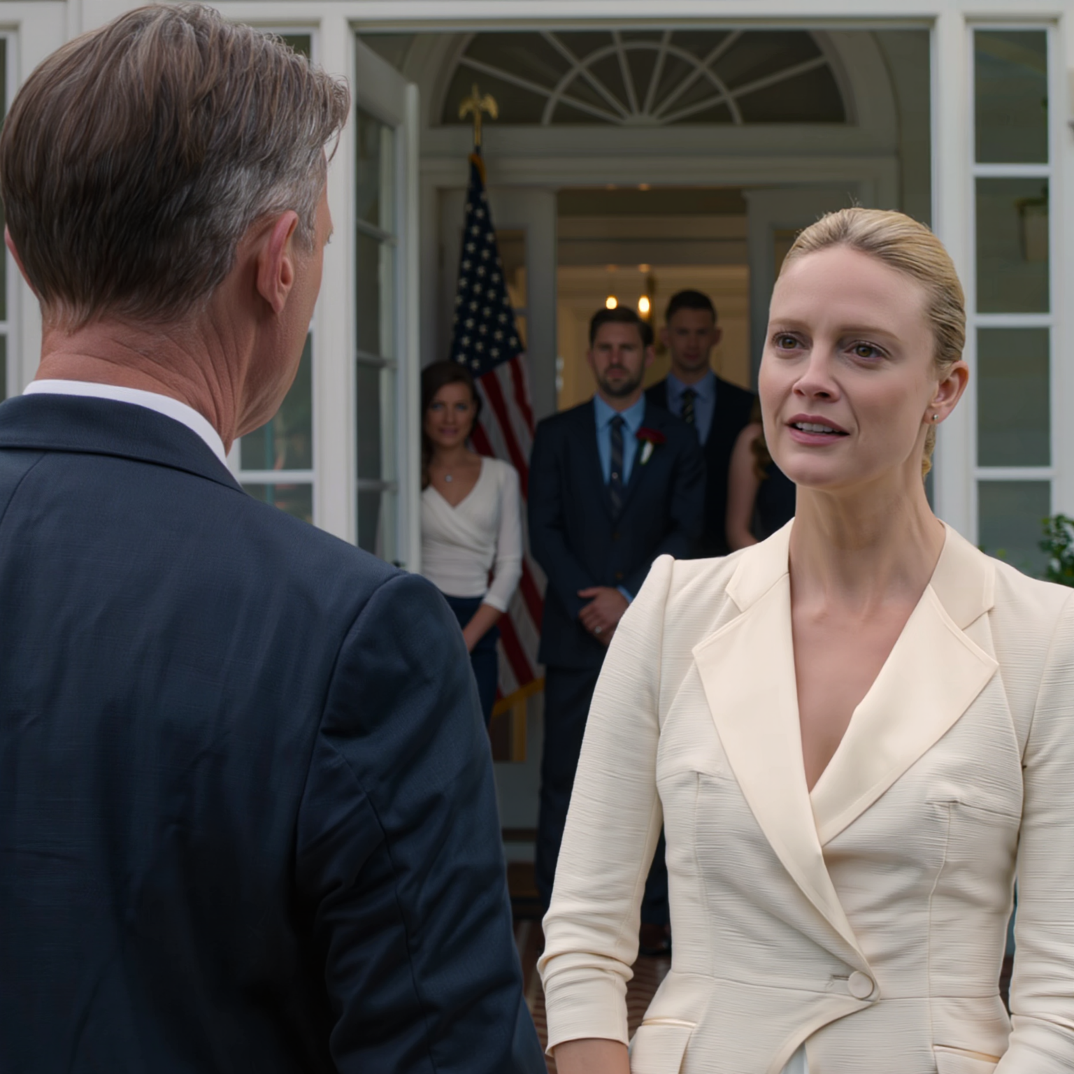 “På min egen sons bröllopsdag var jag tvungen att se min fru bli stoppad utanför herrgårdens dörrar när min svärdotter kallt sa, ‘Hon är inte välkommen hit.’ Men det som gjorde mig bedövad var inte hennes ord. Det var min son som stod precis bredvid henne och inte gav något försvar alls, bara ett svagt leende som om det hela hade ordnats i förväg. Jag ställde inte till med en scen. Jag ledde helt enkelt bort min fru, och minuter senare började ‘betalningskontrakt’ i min hand att förändra atmosfären på hela bröllopet.”