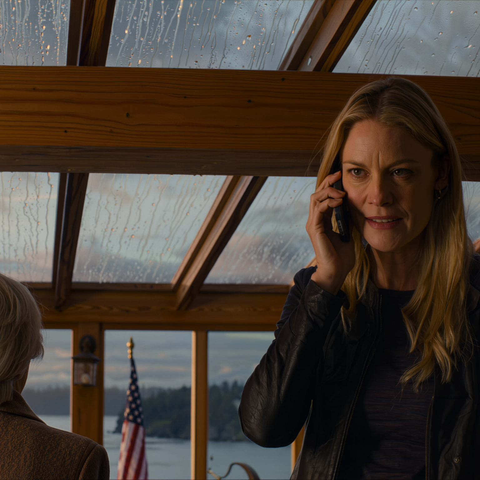 Jag hörde min svärdotter säga, “Den där miljondollarviljan kommer att bli vår förr eller senare ändå. Hur mycket längre ska den där gamla kvinnan leva, och vad skulle hon kunna göra med alla de pengarna?” Den natten gick jag tyst för att träffa min advokat och skrev på något hon aldrig hade förväntat sig. Morgonen efter begravningen gick min son in på banken för att hämta “sitt” arv. Chefen hade precis lyft handen när jag gick in med nyheter som förändrade allt.