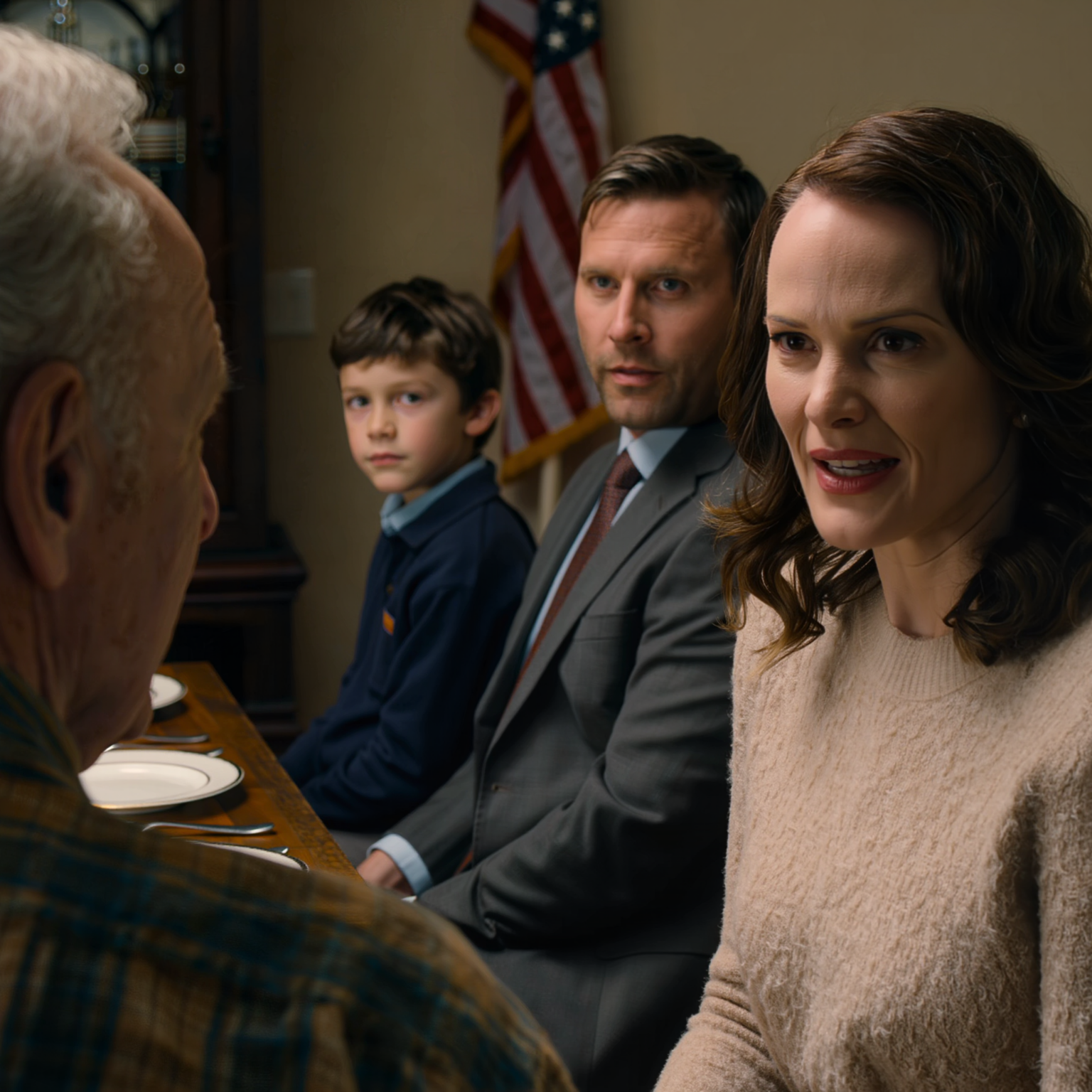 Efter att jag betalat för en darrande äldre kvinnas matvaror på en stormarknad i Minneapolis, drog hon mig tillbaka och sa exakt en sak: “Ikväll, när din son går, rör inte snön framför din veranda,” och jag trodde inte henne tills jag satt och lyssnade på middag och lyssnade på min son ta upp långtidsvård, min svärdotter plocka till mitt minne, och sedan stannar de båda vid dörren för att varna mig för det isiga verandasteget, och i det exakta ögonblicket förstod jag att de inte var oroliga för att jag skulle falla — de var oroliga att jag ännu inte visste vad jag nästan hade ramlat in i