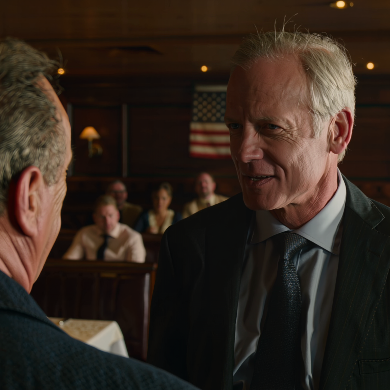 “Män som du hör inte hemma i vår värld,” min dotters blivande svärfar sa med en krullad läpp precis där vid repetitionsmiddagen i ett exklusivt steakhouse, och jag satt bara stilla i min gamla jacka och log som en entreprenör från en liten stad, tills några veckor senare, han började inse att vissa människor ser helt vanliga ut och aldrig riktigt var så små som han trodde.