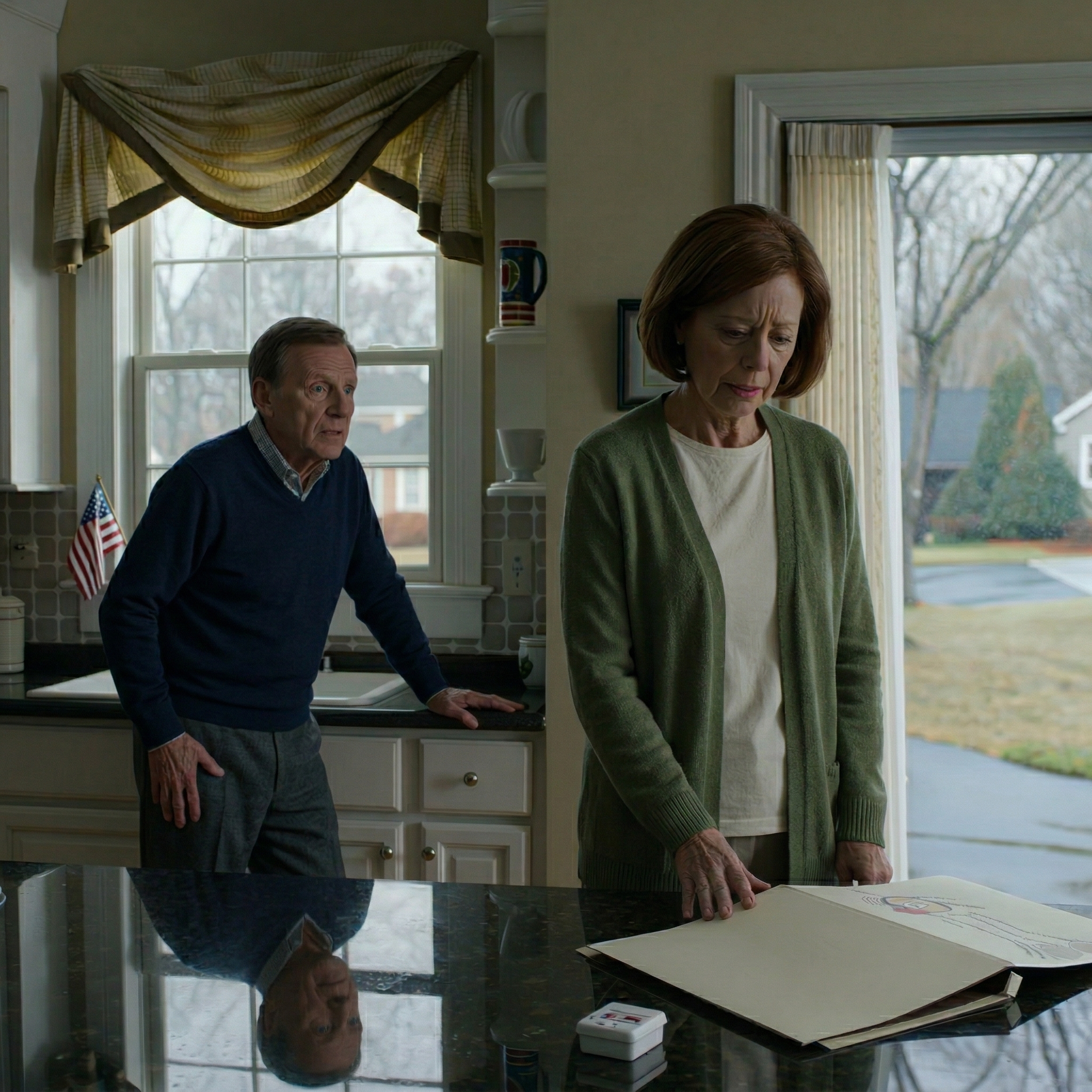 Efter att ha sålt det viktorianska huset på Maple Avenue som de hade älskat i 47 år för att hindra sin son från att förlora sitt hem, flyttade det äldre paret in i hans vardagsrum, fick utstå middagar med kallt ansikte och små kommentarer som fick dem att känna sig som en börda, tills exakt 23.00, genom en värmeventil, hörde de sin svärdotter prata om Sunset Manor, “inkompetens,” och förmynderskap — och från det ögonblicket var de som hade gjort misstaget inte längre dem.