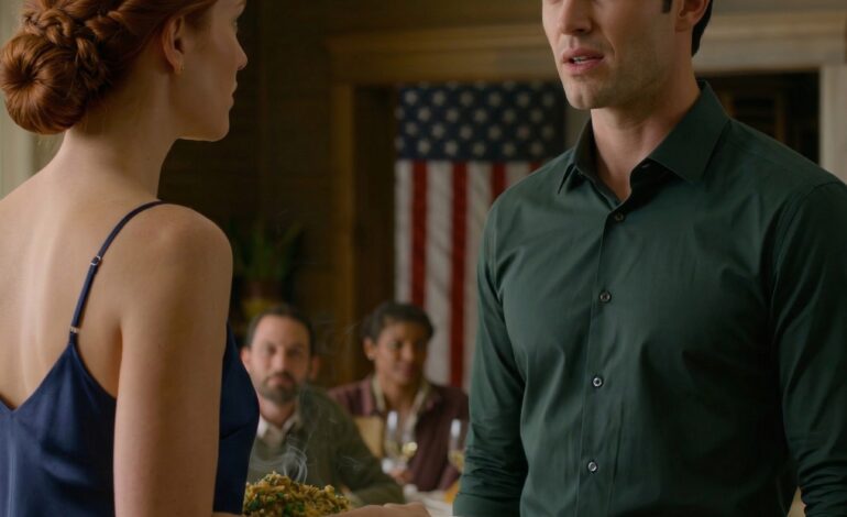 “Din mamma dog? Så vad, gå och bär ut maten till mina gäster,” min man skrattade precis innan middagsbjudningen han hade satt ihop för att imponera på sin chef, och jag stod där i det starkt upplysta förortshuset med rödbågade ögon och en svart klänning som fortfarande bar doften av sorg, tills hans chef tittade ner i kedjan vid min hals, grep min hand, och vände sig sedan långsamt mot min man.