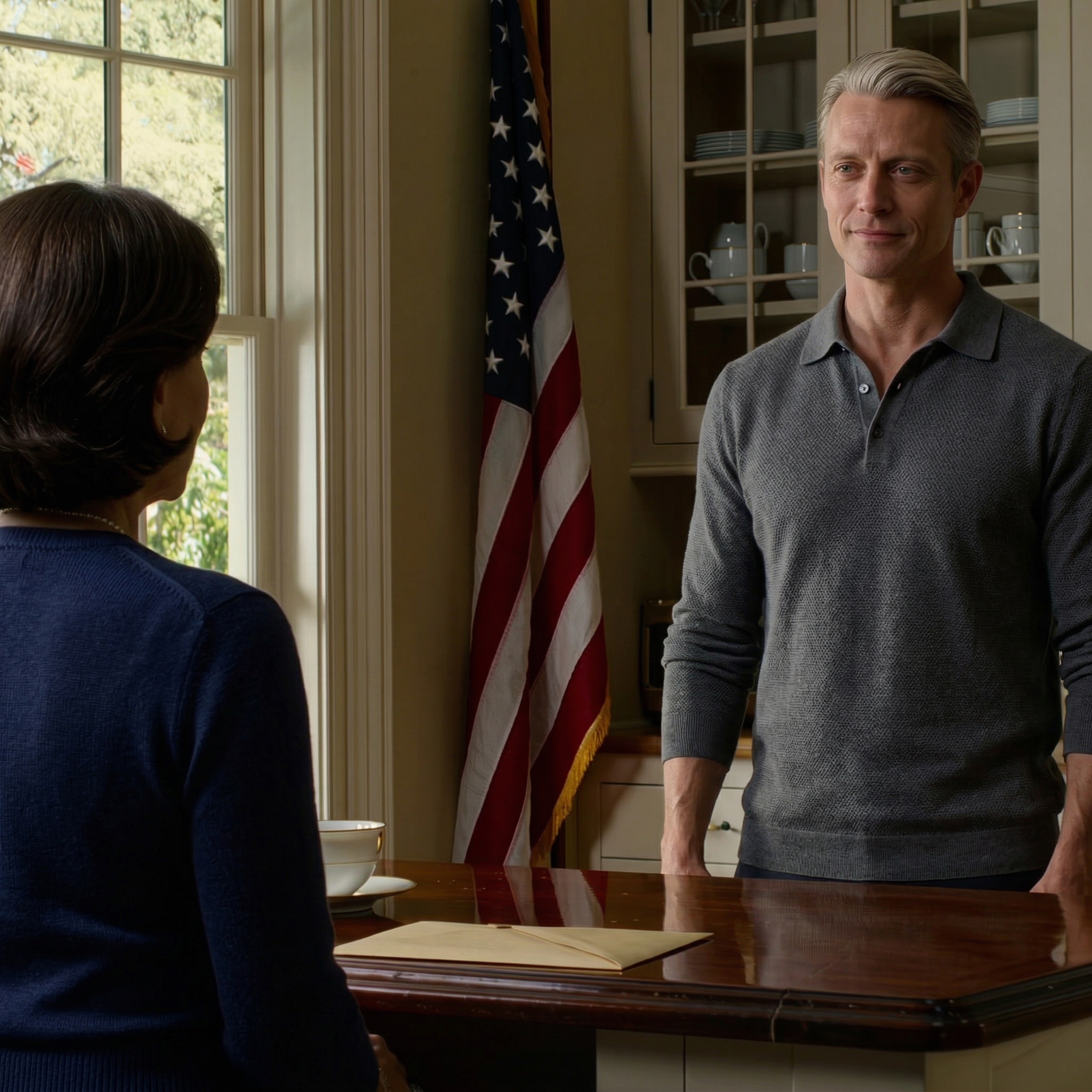 Min dotter gifte sig precis och jag förblev tyst och gömde arvet på 7 miljoner dollar från min bortgångne man. Tack gode gud att jag inte sa något, för bara tre dagar senare… gled hennes nya man ett tjockt kuvert över mitt soffbord, honungssmidig om en “familjeförtroende,” och nästa morgon dök en advokat upp med ett “nödtillägg” som redan undertecknats av min dotter…