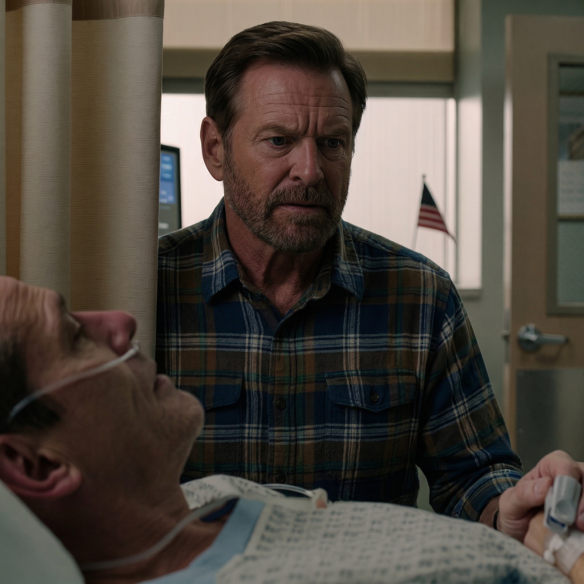 Min son lades in på sjukhus efter en bilolycka och jag höll mig vaken i 72 timmar bredvid hans säng. Sedan lade jag märke till en äldre kvinna i rummet bredvid utan besökare. Jag kom med frukost till henne varje dag och trodde att det bara var vänlighet, tills hon på min sista natt grep min hand och viskade en mening som fick mitt blod att rinna kallt.