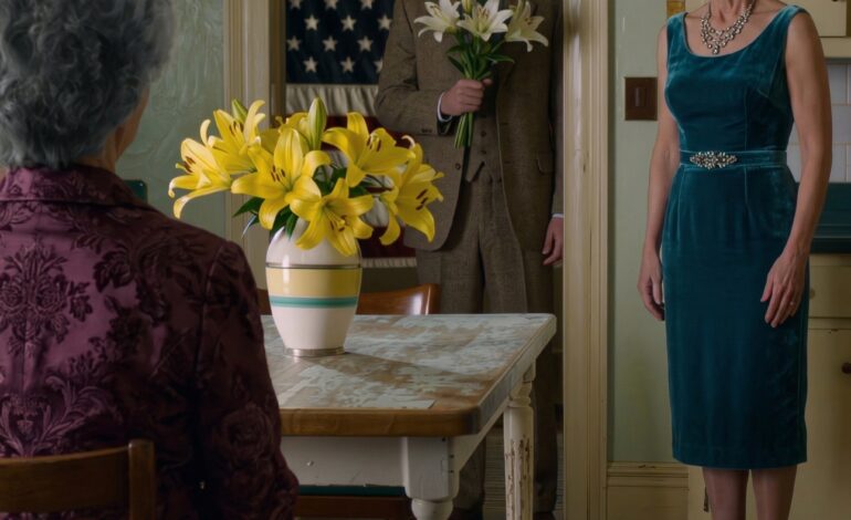 Mors dag, min miljonärson stod vid min dörr med gula blommor, tittade på mig och frågade rakt ut: “Mamma, är du okej med de 5 000 dollar Clara skickar varje månad?” Jag kvävdes av mina ord: “Son, jag lever på kyrkans hjälp.” Just då dök min svärdotter upp med ett kallt leende, hennes parfym drev in, hon rörde vid hans ärm och sa en mening som fick mitt leende att frysa.