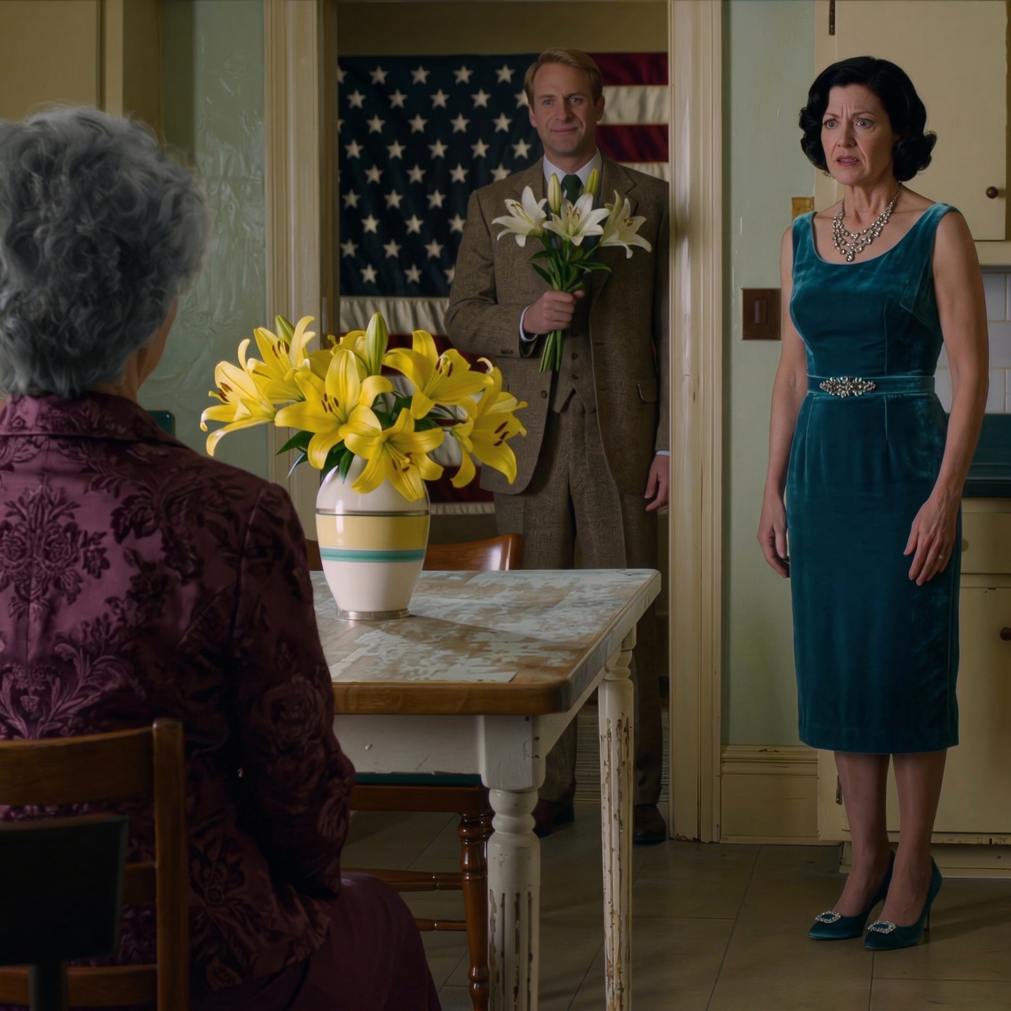 Mors dag, min miljonärson stod vid min dörr med gula blommor, tittade på mig och frågade rakt ut: “Mamma, är du okej med de 5 000 dollar Clara skickar varje månad?” Jag kvävdes av mina ord: “Son, jag lever på kyrkans hjälp.” Just då dök min svärdotter upp med ett kallt leende, hennes parfym drev in, hon rörde vid hans ärm och sa en mening som fick mitt leende att frysa.