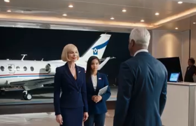 Mina föräldrar kallade mig sin “misslyckade dotter” framför sin rikaste klient på en privatjetterminal och skrattade åt min karriär som om jag vore ett pinsamt misstag — men när kunden klev på det eleganta planet som väntade på landningsbanan, fick veta att det ägdes av mitt företag, och vände sig om för att fråga, “Vänta, det här är din dotters företag?” omskrev deras ansiktsuttryck tyst hela min plats i den här familjen.