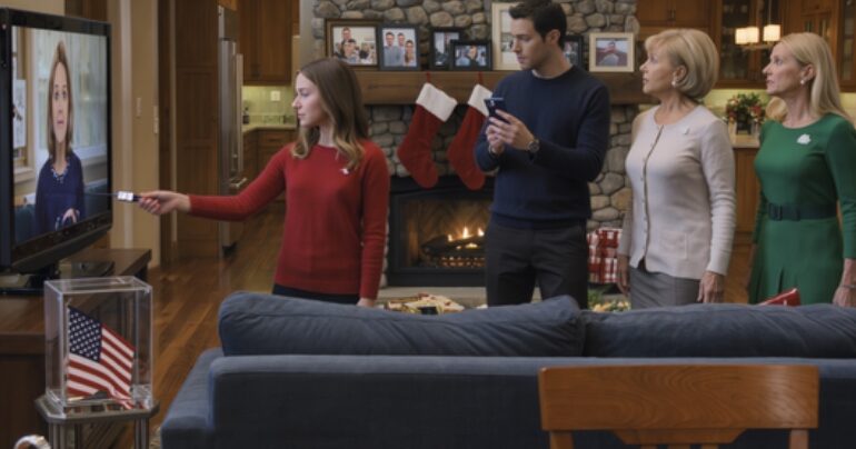 Min man stod upp och krävde att jag “erkänner allt” inför hela familjen. Jag argumenterade inte. Jag har precis plockat upp Remote— och spelat en video på tv:n Living Room som avslöjade min mil och min bils egen hemlighet.