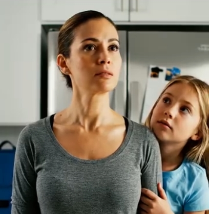 Min man hade precis gått ombord på ett plan för en affärsresa när min sexåriga dotter tog min hand och sa, “mamma… vi måste gå. nu direkt.” Jag sa, “vad pratar du om?” hon viskade bara, “han är borta. vi måste åka.” Jag plockade upp mina nycklar och då förändrades allt.