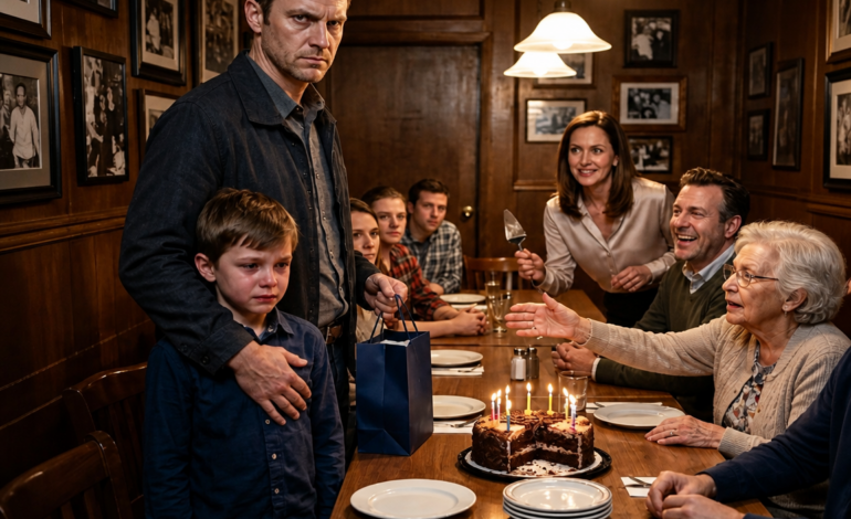 Tijdens de lunch ter ere van de 70e verjaardag van mijn vader bij Romano’s keek mijn zus mijn 8-jarige adoptiezoon recht in de ogen en zei: “Hij heeft geen taart nodig. Bewaar die maar voor je echte familie.” Haar man barstte in lachen uit, mijn moeder klopte me op mijn arm en zei dat ik het moest laten gaan, maar ik was degene die de hele zaal betaalde.
