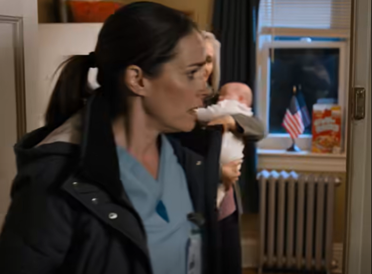 Als alleenstaande moeder van vier kinderen in Cleveland vroeg ik een vrouw zonder onderdak om voor één nacht op mijn kinderen te passen. Maar toen ik na mijn dienst thuiskwam, veranderden het stille appartement, mijn slapende kinderen en het geheim dat ze met zich meedroeg alles.