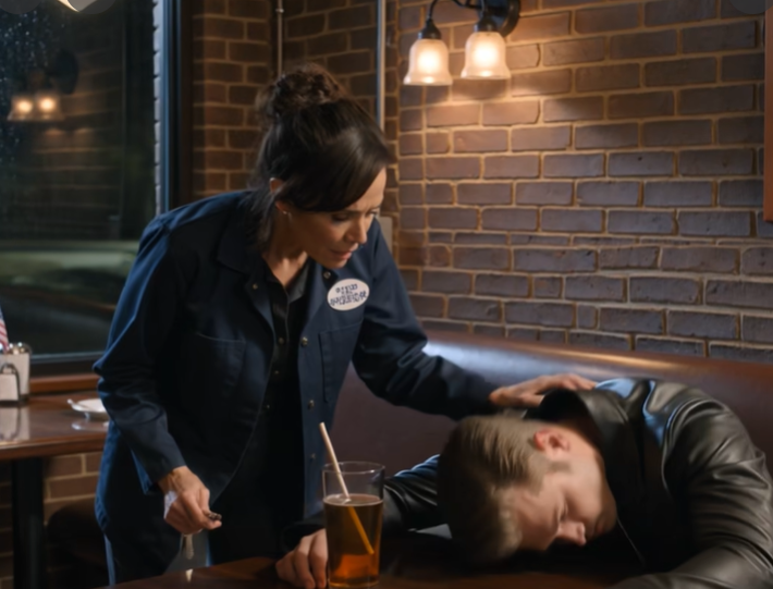 Op de avond dat Maria Thompson het restaurant in Portland verliet dat ze twintig jaar lang draaiende had gehouden, dacht ze dat het ergste wat kon gebeuren al was gebeurd – totdat ze na middernacht terugkwam voor haar sleutels en de man die haar had bespot, roerloos onder de lampen in de eetzaal aantrof.