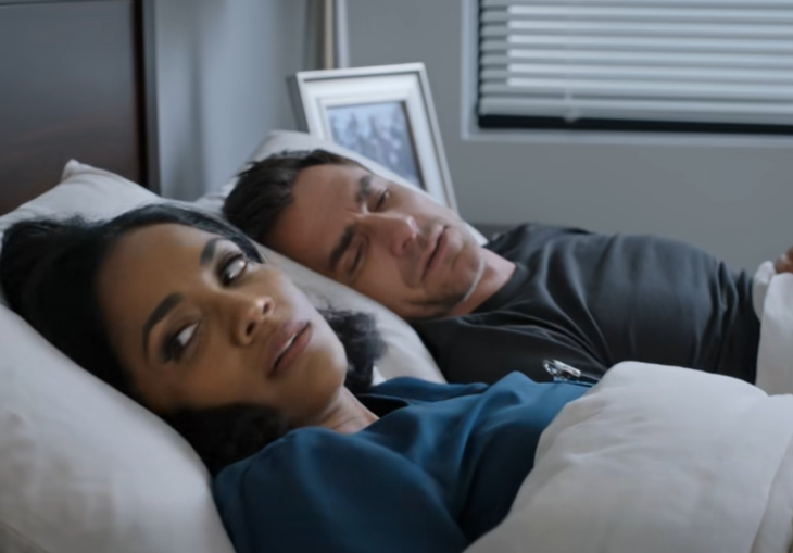 Na een lange dienst in het ziekenhuis kroop ik naast mijn man in bed, maar de man die naast me sliep was een vreemde – en een map die in het nachtkastje verstopt lag, onthulde het leven dat hij al jaren had voorgewend.