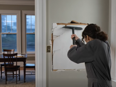 Ik kocht een verlaten, oud huis op een veiling voor 100 dollar, omdat ik niets meer te verliezen had. Drie weken na de start van de renovatie tikte ik op een muur in de eetkamer en hoorde een geluid dat er niet thuishoorde. Daarachter bevond zich een afgesloten geheime kamer, twaalf zwarte sporttassen vol met 3,1 miljoen dollar aan contant geld, en een witte envelop op een plank. Mijn handen trilden toen ik hem opende. Er stond maar één woord in: “Ren.” Ik deed het niet. En de volgende ochtend bewees een sms’je van een onbekend nummer precies waarom ik dat wel had moeten doen.
