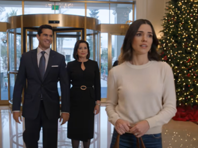 ‘Je kunt je hier geen nacht veroorloven,’ zei mijn broer midden in de glinsterende kerstlobby van het Grand Celestial, hard genoeg zodat vreemden het konden horen. Toen raakte mijn moeder haar parels aan, keek naar mijn oude reistas en zei: ‘Er is een leuk motel op vijftien minuten afstand, Sophie. Schoon, eenvoudig, geschikter.’ Ik stond daar in mijn spijkerbroek, met de sleutels van mijn oude Toyota in mijn hand, terwijl mijn familie glimlachte alsof ze al precies wisten wie ik was… en niemand merkte dat het hotelpersoneel me in de gaten hield alsof ze op mijn teken wachtten.