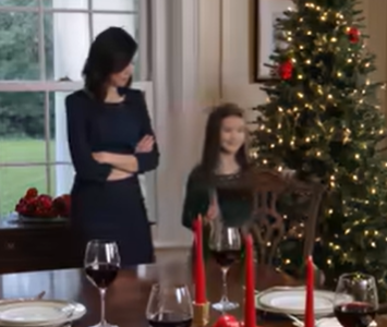 Tijdens het kerstdiner bij mijn ouders in Ohio pakte mijn dochter een lege stoel… toen zorgde één enkele e-mail van een advocaat ervoor dat de hele tafel stil werd.