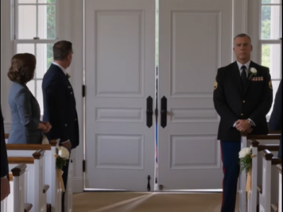 Mijn vader zei dat hij me in die jurk niet naar het altaar kon begeleiden… Toen nam de gepensioneerde sergeant-majoor, die hij nooit had verwacht te zien, mijn arm voor de ogen van de hele kapel.