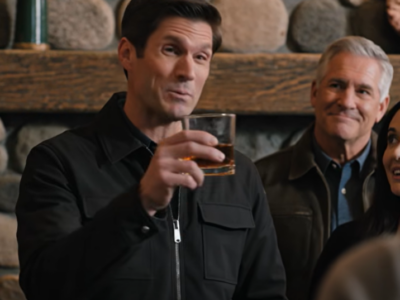 Mijn zwager hief het oude whiskyglas van mijn vader op en grijnsde alsof het huisje al van hem was en hij het kon verkopen, zonder te weten dat de eigendomsakte in mijn kluis lag, de aannemer buiten stond te wachten en de eerste rekening van zijn leugen al betaald moest worden.