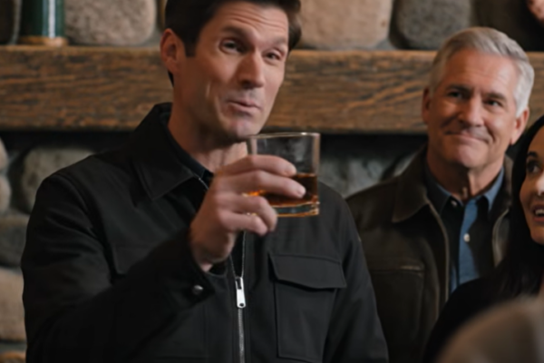 Mijn zwager hief het oude whiskyglas van mijn vader op en grijnsde alsof het huisje al van hem was en hij het kon verkopen, zonder te weten dat de eigendomsakte in mijn kluis lag, de aannemer buiten stond te wachten en de eerste rekening van zijn leugen al betaald moest worden.