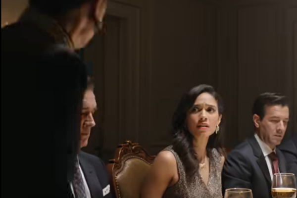 Tijdens mijn eigen verjaardagsdiner schoof mijn moeder een verzegelde juridische map over de tafel en zei: “Onderteken hem, Jenna. Vanavond nog.” Toen ik de eerste pagina wilde openen, bedekte ze die met haar hand, noemde me ondankbaar en schreeuwde: “Wegwezen!” Iedereen keek toe hoe ik mijn onaangeroerde taart achterliet. Maar om 8:54 de volgende ochtend was ik eigenaar van een kasteel op een eiland ter waarde van 87 miljoen dollar – en de map die ze had verstopt, zou onthullen waarom ze me weg wilde hebben.
