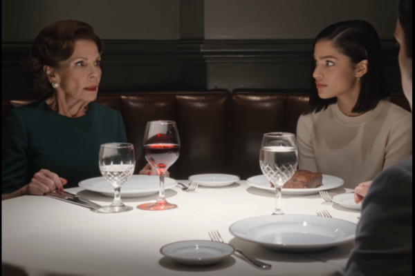 Tijdens mijn 67e verjaardagsdiner glimlachte mijn schoondochter naar me en fluisterde over de tafel in het steakhouse: “Eet niet te veel, Martha. Jij hebt dit niet betaald.” Mijn zoon staarde zwijgend naar zijn waterglas. Dus stond ik op, liet mijn onaangeroerde bord staan ​​en liep zonder een woord te zeggen weg. Een uur later werd hun kaart geweigerd – en toen beseften ze eindelijk wiens geld die hele avond mogelijk had gemaakt.