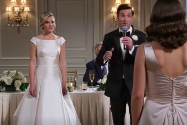 Op onze huwelijksreceptie pakte mijn man de microfoon en zei: “Deze dans is voor de vrouw op wie ik de afgelopen tien jaar stiekem verliefd ben geweest.” Ik dacht dat hij mij bedoelde. Toen liep hij langs mijn witte jurk en stak zijn hand uit naar mijn zus. De zaal applaudisseerde alsof het een romantische gebeurtenis was. Ik wachtte even, draaide me naar mijn vader en stelde hem zachtjes één vraag. Mijn man verslikte zich in zijn drankje en mijn zus werd bleek voordat iemand anders begreep waarom.