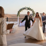 “De weddingplanner van de broer van mijn man belde: ‘Uw man heeft uw uitnodiging afgezegd, maar heeft gevraagd of hij de aanbetaling van $40.000 mag houden.’ Ik zei: ‘Annuleer de hele bruiloft.’ Ze schrok: ‘Maar mevrouw, u bent niet de bruid —’ ‘Nee. Maar u wilt misschien even nagaan wie de contracten heeft ondertekend.’”