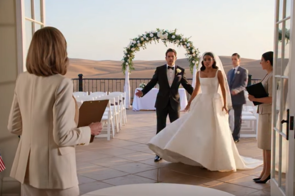 “De weddingplanner van de broer van mijn man belde: ‘Uw man heeft uw uitnodiging afgezegd, maar heeft gevraagd of hij de aanbetaling van $40.000 mag houden.’ Ik zei: ‘Annuleer de hele bruiloft.’ Ze schrok: ‘Maar mevrouw, u bent niet de bruid —’ ‘Nee. Maar u wilt misschien even nagaan wie de contracten heeft ondertekend.’”