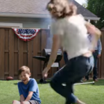 Tijdens onze familiebarbecue zwaaide mijn broer met een metalen staaf, waardoor mijn 9-jarige zoon een gebroken been opliep. Terwijl ik mijn kind op het gras vasthield, stonden mijn ouders boven ons en zeiden: “Hij verdiende het.” Ik belde 112 vanuit de achtertuin en diende vervolgens een verzoekschrift in waar ze maandenlang om lachten. Maar toen de rechter het dossier opende, verdween de glimlach van mijn ouders nog voordat hij de tweede pagina had bereikt.