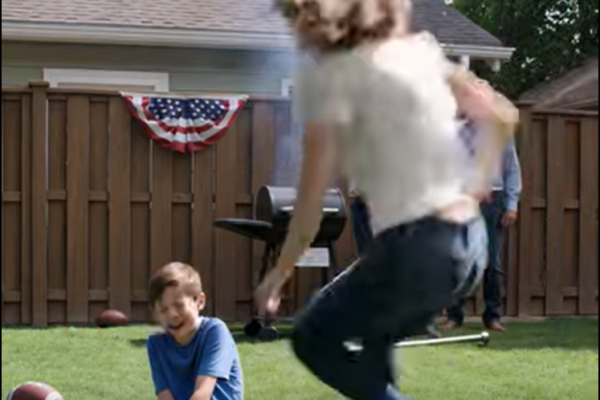 Tijdens onze familiebarbecue zwaaide mijn broer met een metalen staaf, waardoor mijn 9-jarige zoon een gebroken been opliep. Terwijl ik mijn kind op het gras vasthield, stonden mijn ouders boven ons en zeiden: “Hij verdiende het.” Ik belde 112 vanuit de achtertuin en diende vervolgens een verzoekschrift in waar ze maandenlang om lachten. Maar toen de rechter het dossier opende, verdween de glimlach van mijn ouders nog voordat hij de tweede pagina had bereikt.