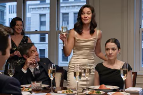 ‘Gefeliciteerd met je verjaardag, onze zielige zus die nog steeds huurt,’ zei mijn zus tijdens mijn dertigste verjaardagsdiner, terwijl ze haar glas hief en de hele tafel lachte. Mijn oom leunde achterover en voegde eraan toe: ‘Iemand moet toch onderaan staan.’ Ze spotten met mijn armoede, terwijl ze zelf comfortabel leefden van geld dat ze dachten zomaar uit de lucht te hebben laten vallen. Ik keek de tafel rond, pakte mijn telefoon en stuurde één berichtje. Tegen de tijd dat het dessert arriveerde, staarde mijn oom naar zijn scherm alsof de grond onder zijn voeten was verdwenen.