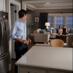 Ik kwam vroeg thuis met een warm biertje in mijn hand en hoorde mijn vrouw vanuit de woonkamer fluisteren: “Hij heeft nog steeds geen idee.” Ik bleef achter de keukenmuur staan ​​toen haar zus lachend vroeg of ik de papieren al had getekend. Op dat moment werd het in mijn hele huwelijk stil. Ik ging niet naar binnen. Ik ging naar boven, opende de lade van de printer en vond het document dat ze vergeten was te verstoppen. Tegen zonsopgang lag mijn ring op het aanrecht, was mijn kant van de kast leeg en belde ze onophoudelijk.