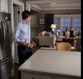 Ik kwam vroeg thuis met een warm biertje in mijn hand en hoorde mijn vrouw vanuit de woonkamer fluisteren: “Hij heeft nog steeds geen idee.” Ik bleef achter de keukenmuur staan ​​toen haar zus lachend vroeg of ik de papieren al had getekend. Op dat moment werd het in mijn hele huwelijk stil. Ik ging niet naar binnen. Ik ging naar boven, opende de lade van de printer en vond het document dat ze vergeten was te verstoppen. Tegen zonsopgang lag mijn ring op het aanrecht, was mijn kant van de kast leeg en belde ze onophoudelijk.