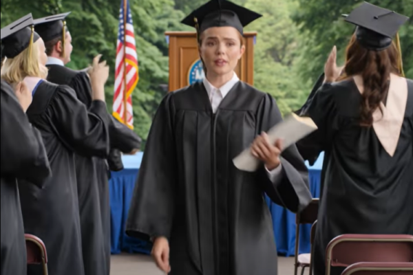 Mijn ouders kozen het balletoptreden van mijn zus boven mijn diploma-uitreiking aan MIT. Ik stond daar in mijn toga en afstudeerhoed, starend naar de twee lege stoelen die ik voor hen had vrijgehouden, en nam één besluit nog voordat mijn naam werd genoemd: ze zouden nooit meer een stoel voor me krijgen. Vijf jaar later bracht de bruiloft van mijn nicht ons weer in dezelfde ruimte – en ze kwamen binnen met een glimlach, totdat ze beseften dat iedereen mijn naam kende en niemand zich iets van die van hen aantrok.