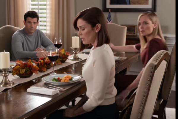 De vrouw van mijn broer gooide wijn in mijn gezicht tijdens het Thanksgiving-diner. Mijn vader nam het niet voor me op. Hij wees naar de deur en zei: “Ga weg en kom nooit meer terug.” Dus ik vertrok, terwijl zij gewoon dooraten alsof ik er nooit toe had gedaan. Wat ze niet wisten, was dat het huis, de auto’s en de helft van hun comfortabele leven op afbetalingen stonden, met mijn naam op de achtergrond. De volgende ochtend kwam de eerste aanmaning binnen – en plotseling wilde iedereen dat ik terugkwam.